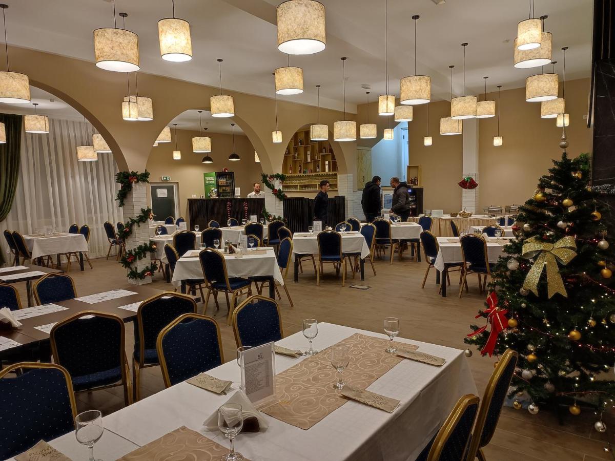 Hotel Iri Буштени Экстерьер фото