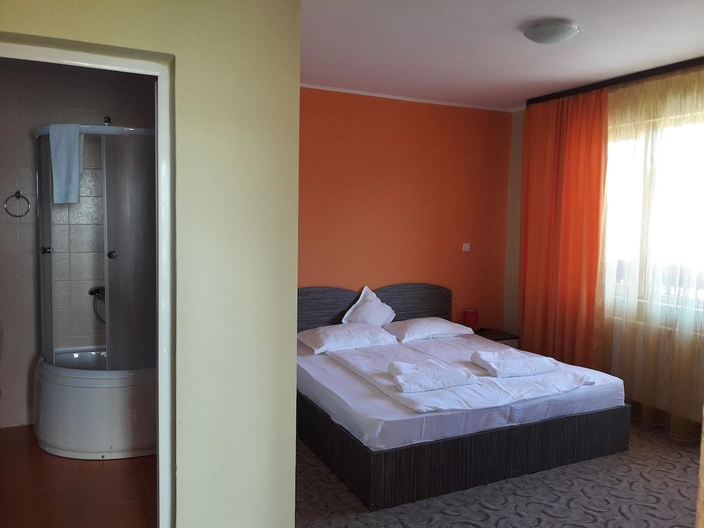 Hotel Iri Буштени Экстерьер фото